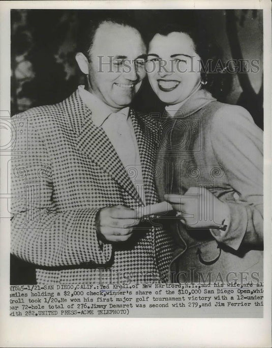 1952 Press Photo ed Kroll & Wife Hold $2,000 Winning Check for Golf Victory - Historic Images