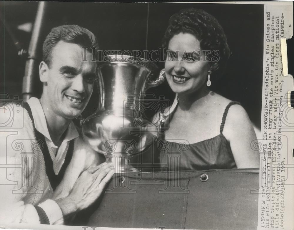 1954 Press Photo Vic Seixas and wife Dolly won his first National Title - Historic Images