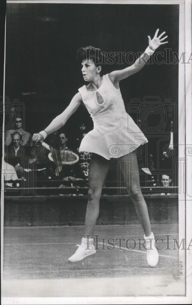 1955 Press Photo Billie Jean Moffitt Gains Wimbledon Semi-Finals Tennis Match - Historic Images