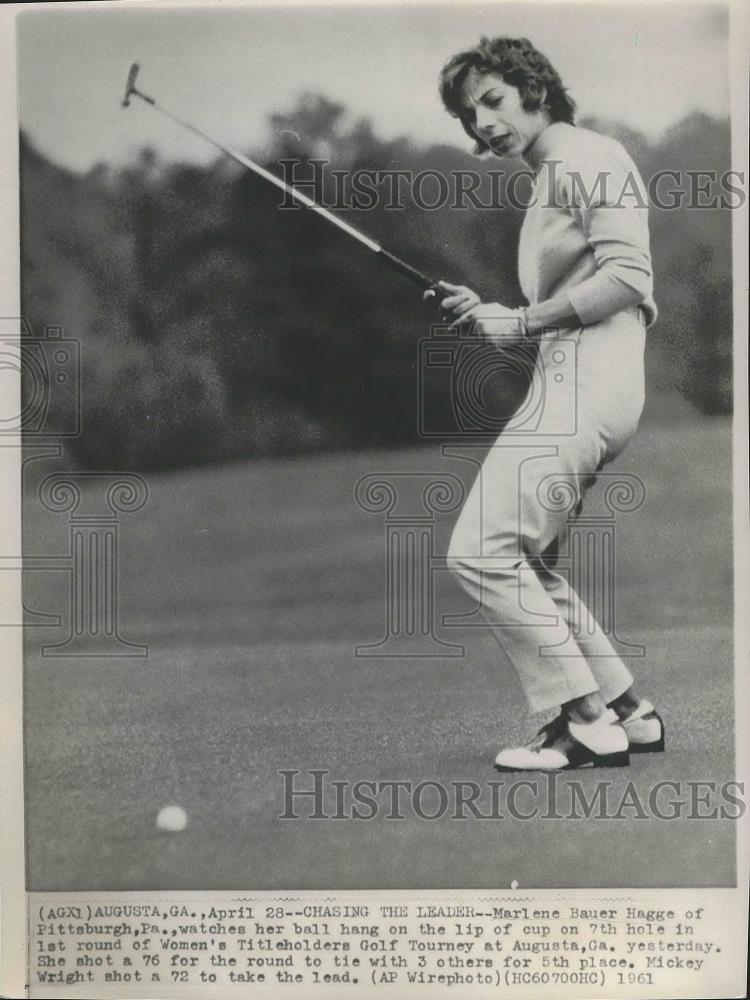 1961 Press Photo Marlene Bauer Hagge Watches Ball Hang on Lip of Cup on 7th Hole - Historic Images