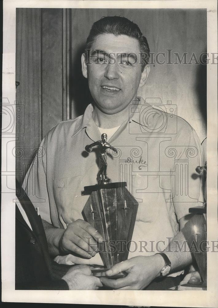 1962 Press Photo Nunzio &quot;Duke&quot; Avanzo at Bowling Semi-Finals with Trophy - Historic Images