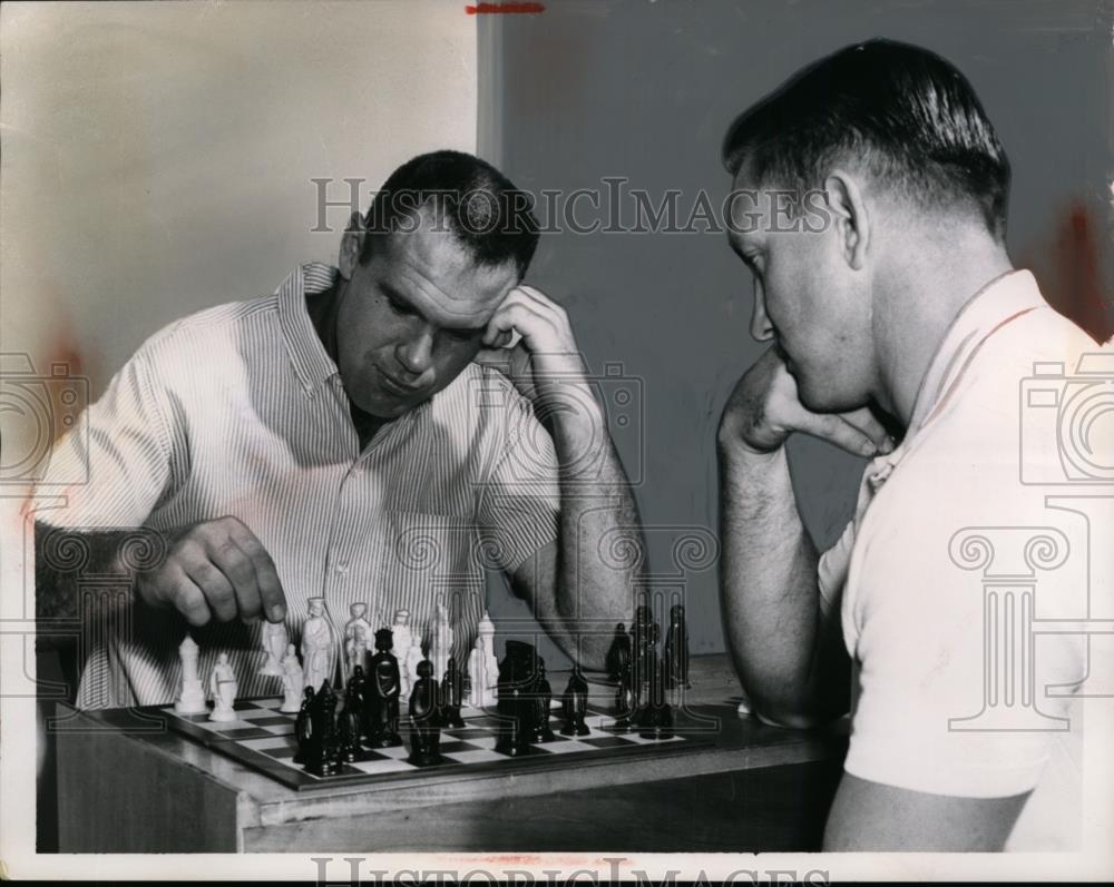 1962 Press Photo Leon Clark and Jim Ray Smith playing chess - neo00211 - Historic Images