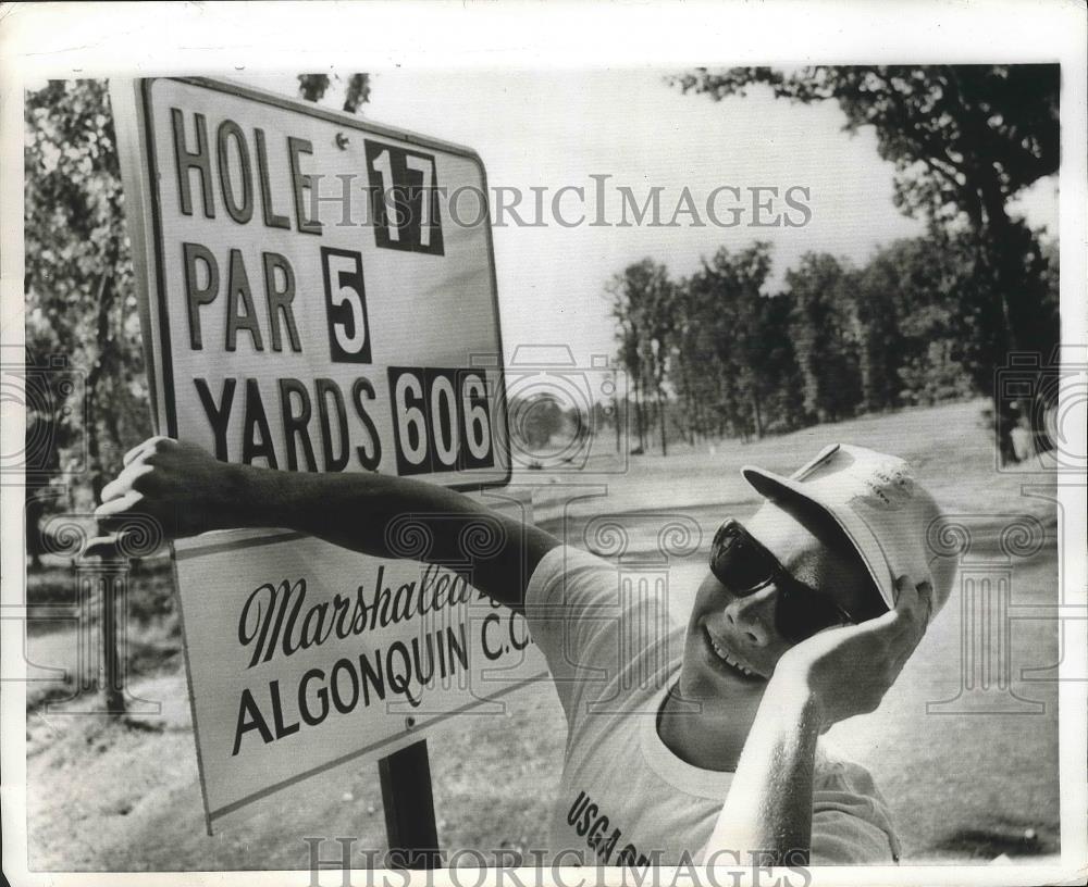 1965 Press Photo Caddie Steve Pages at the site of U.S. Open Bellerive Country - Historic Images