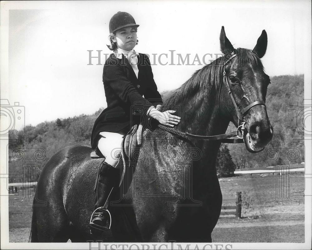 1965 Press Photo Joan Powers Pets Her Horse After The Race - nef63567 - Historic Images