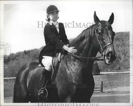 1965 Press Photo Joan Powers Pets Her Horse After The Race - nef63567 - Historic Images