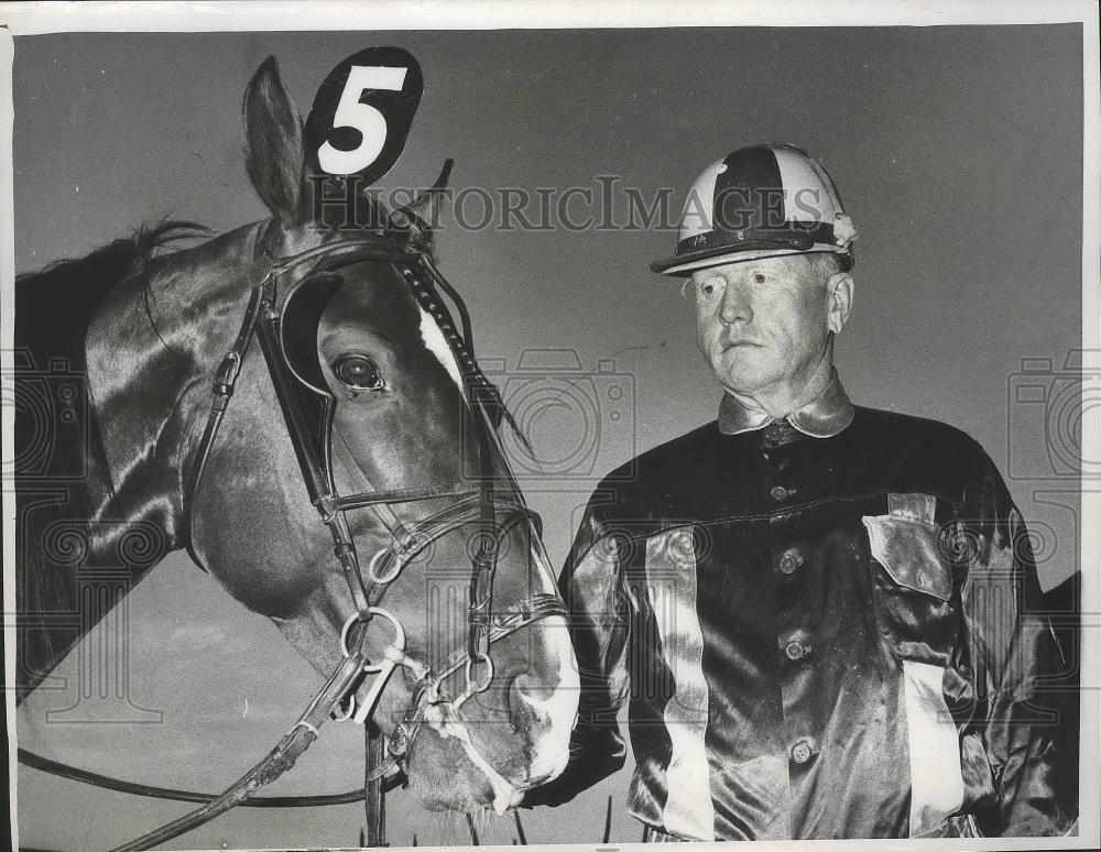 1966 Press Photo Del MacTavish, Sr. holds his open class pacer, Dusty Kay Gold - Historic Images