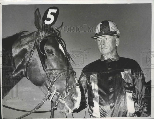 1966 Press Photo Del MacTavish, Sr. holds his open class pacer, Dusty Kay Gold - Historic Images