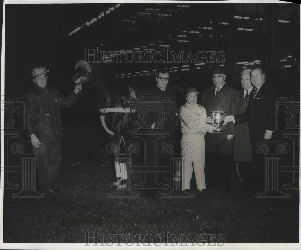 1966 Press Photo Soviet Driver Maria Alexandrovna Burdova Is Presented A Trophy - Historic Images