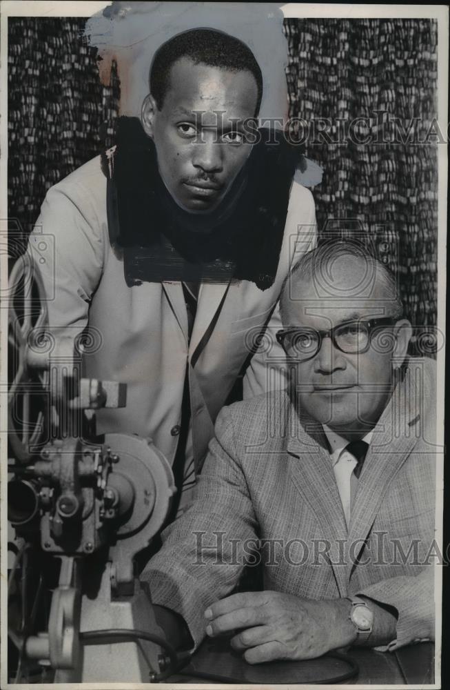 1967 Press Photo Eppie Barney with Coach Blanton Collier of Browns - nef61184 - Historic Images