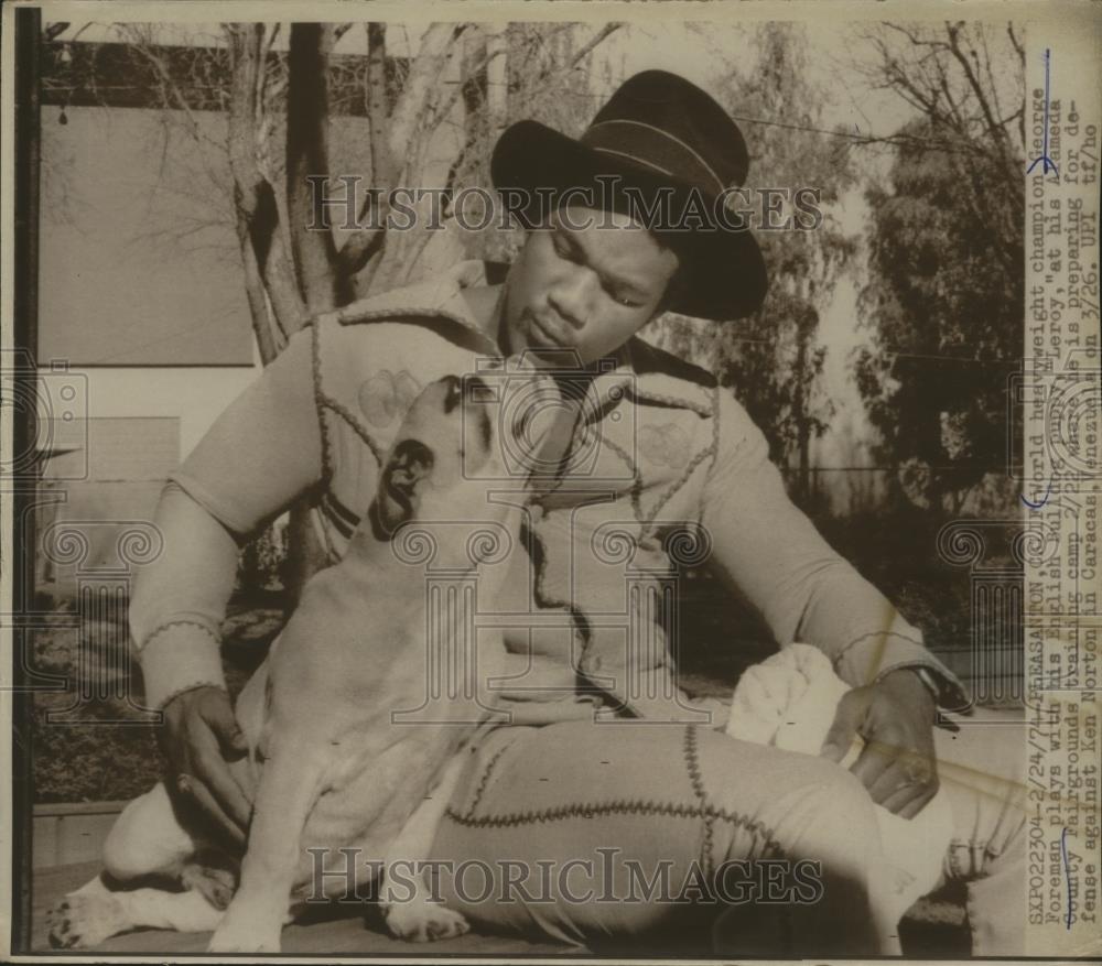 1974 Press Photo George Foreman plays with his English Bulldog Puppy Leroy - Historic Images