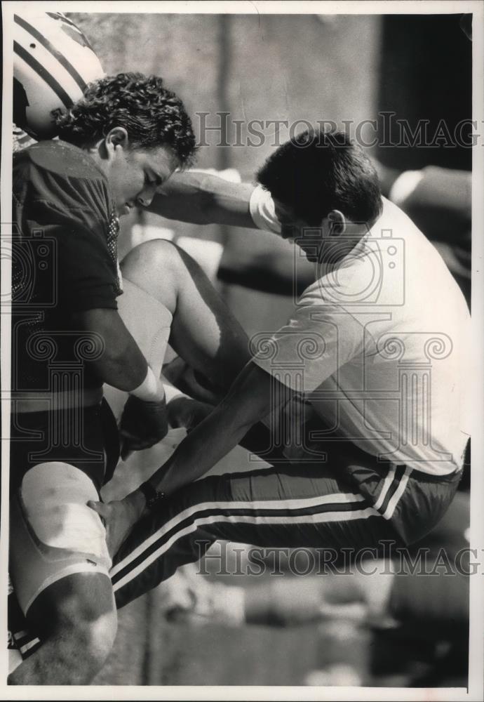 1992 Press Photo Wisconsin Linebacker Gary Casper Stretches Before Practice - Historic Images