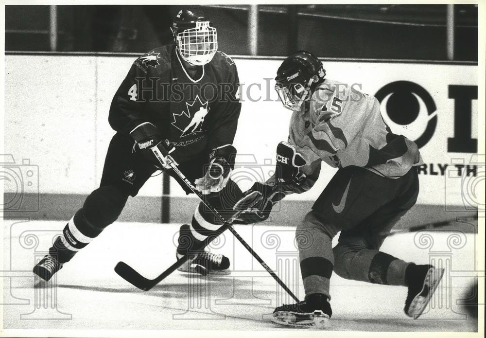 1995 Press Photo Chris Phillips in action against the Ukraine - nef63621 - Historic Images