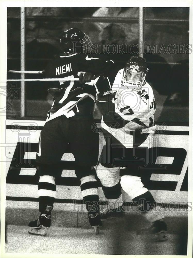 1995 Press Photo Hnat Domenichelli of Canada and Antti-Jussi Nieme of Finland - Historic Images