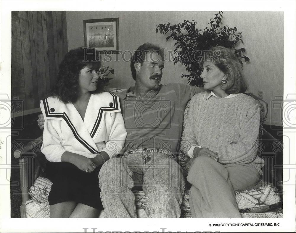 Press Photo Wade Boggs and Two Unidentified Females - nef63528 - Historic Images