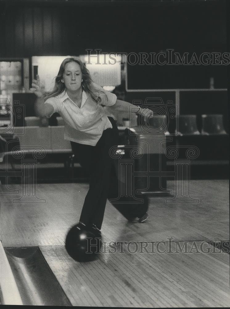 Press Photo Lori Nelson, John F. Kennedy high School Bowling - nef64051 - Historic Images