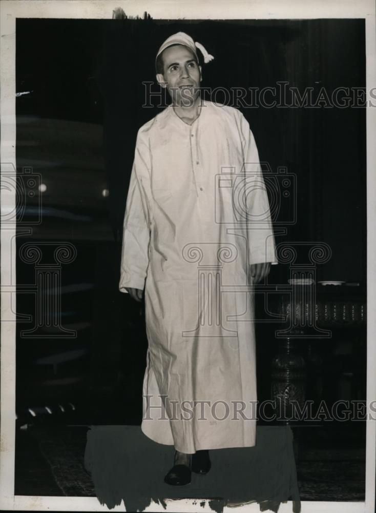 1939 Press Photo Old style nightshirt by Dorothy Stote at a NYC fashion show - Historic Images