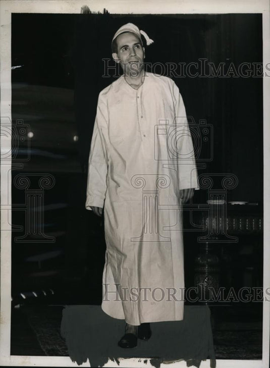 1939 Press Photo Old style nightshirt by Dorothy Stote at a NYC fashion show - Historic Images