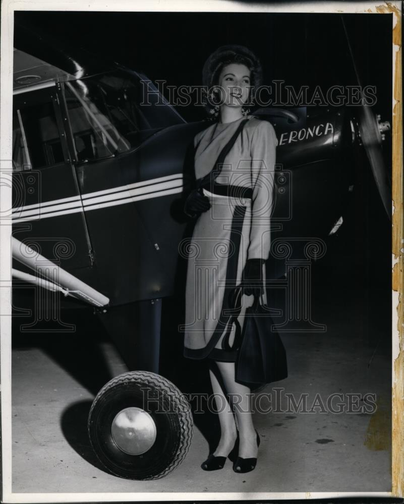 1944 Press Photo A fashion model in jacket &amp; skirt combo with dark trim - Historic Images