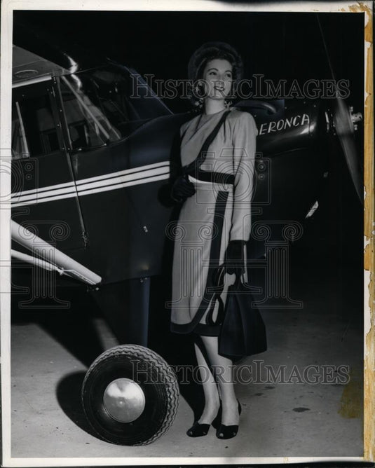 1944 Press Photo A fashion model in jacket & skirt combo with dark trim - Historic Images