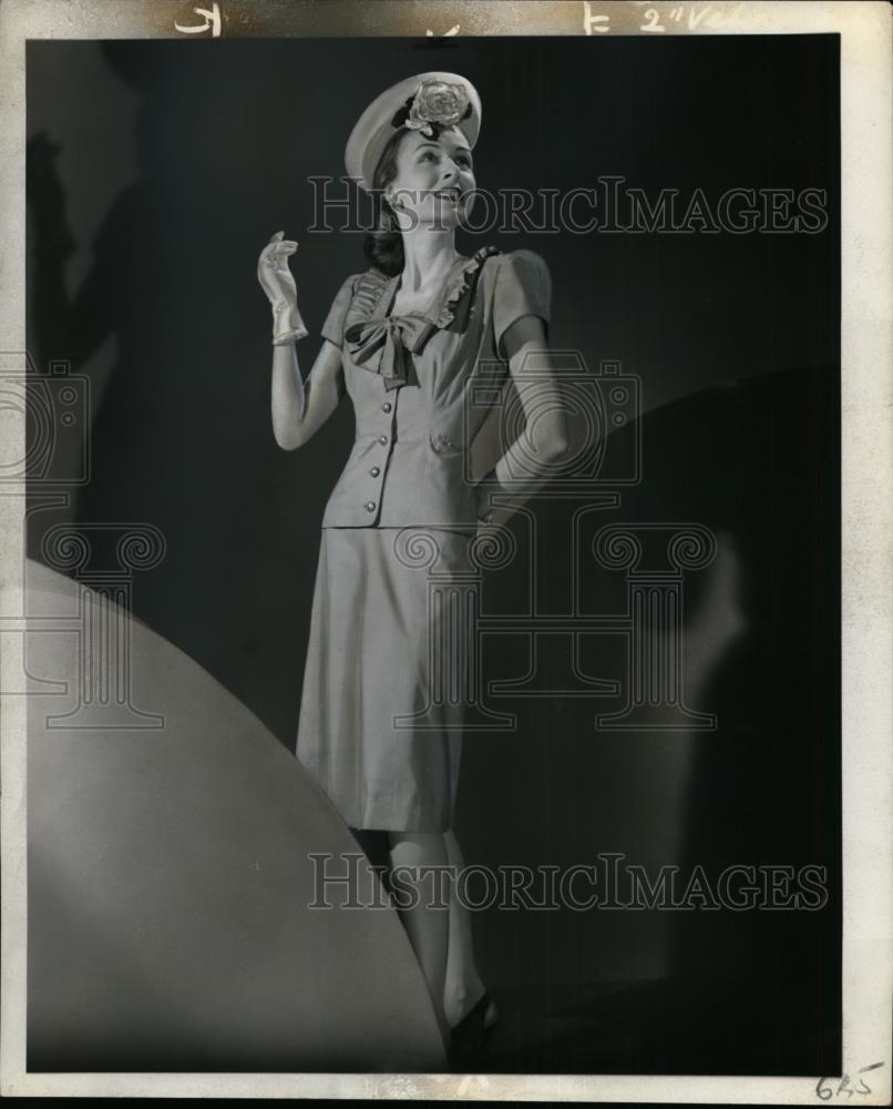 1945 Press Photo Fashion Model - neo01200 - Historic Images