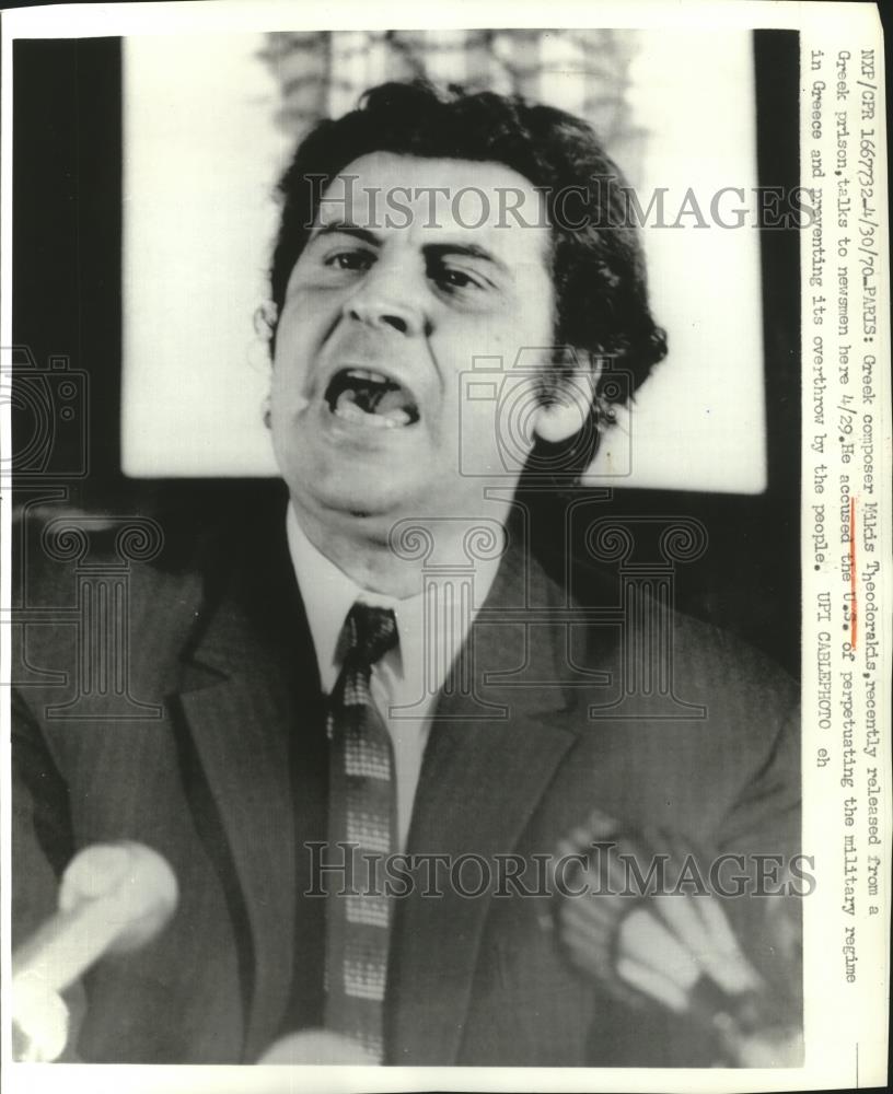1970 Press Photo Composer Mikis Theodorakis Talks to Press after Prison Release - Historic Images