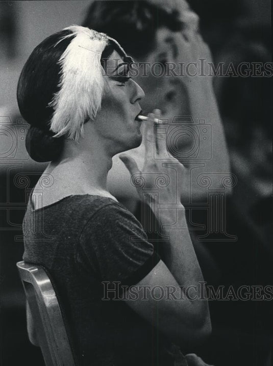 1985 Press Photo Allen Dennis and Robert Jayne in backstage preparation - Historic Images