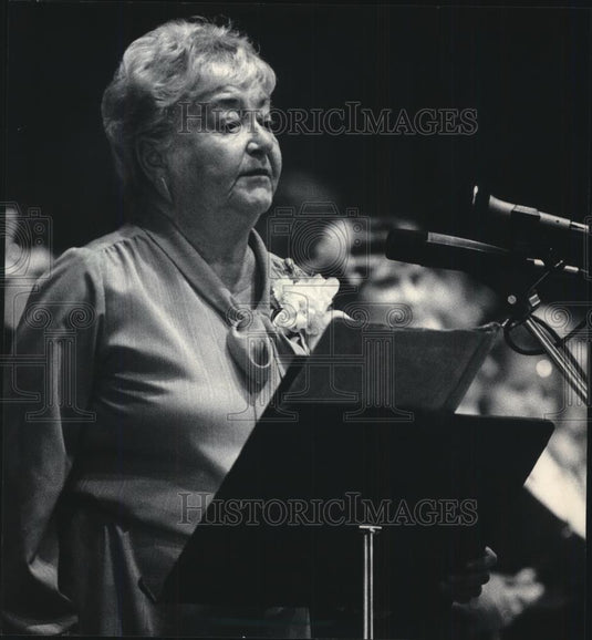 1986 Press Photo Mitzi Campbell Speaking After a Program at Carroll College - Historic Images