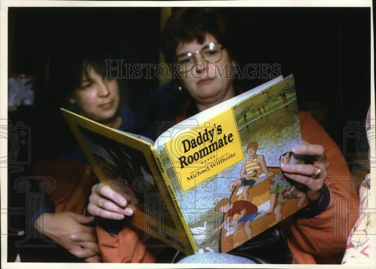 1993 Press Photo Vivian Borst and Kristy Lindstad read Daddy's Roomate - Historic Images