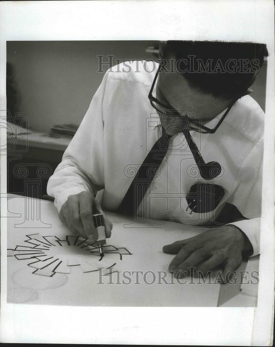 Press Photo Al Hart Lighting Specialist for General Electric Co Begins Drawing - Historic Images