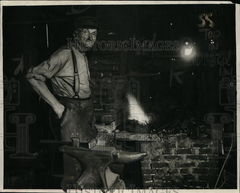 1925 Press Photo George Hennis  blacksmith at work in his shop - neo00728 - Historic Images