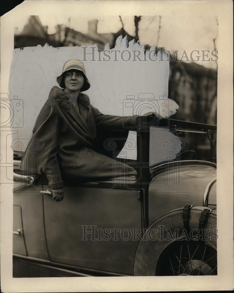 1928 Press Photo Ms Elizabeth Warner daughter to Assistant Secretary of the Navy - Historic Images