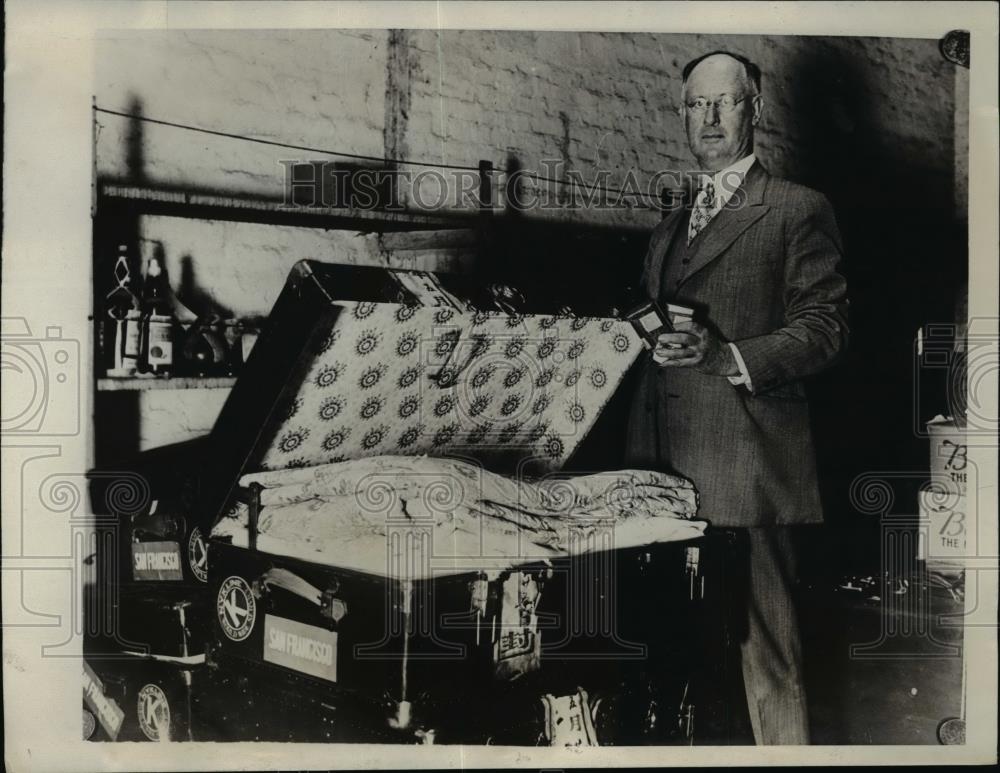 1929 Press Photo John Toland of San Francisco with trunk from smuggler Mrs Y Kao - Historic Images