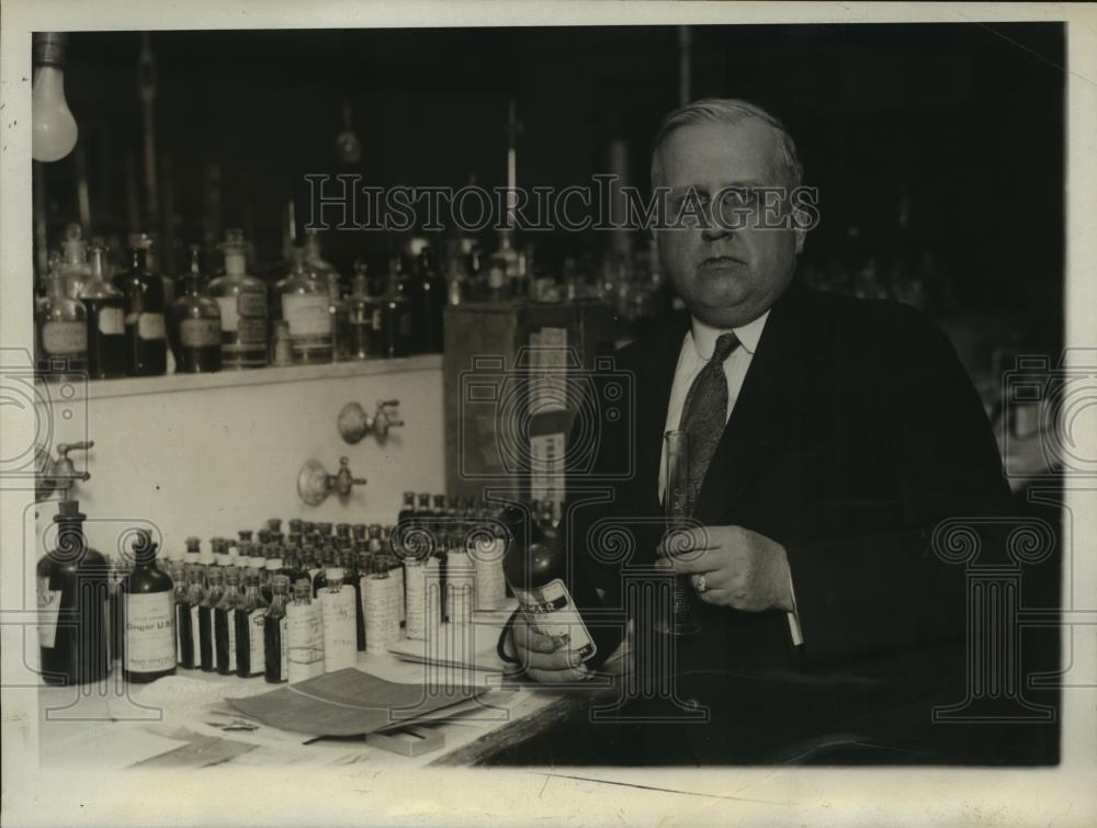 1930 Press Photo Dr. W.V. Linder testing samples of liquor that caused paralysis - Historic Images