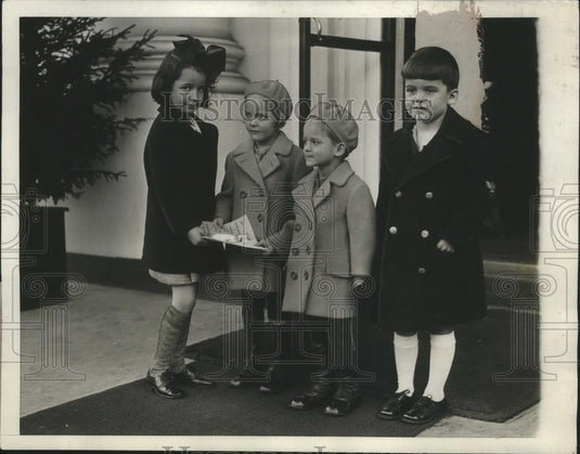 1930 Press Photo Peggy Ann and Herbert Hoover Receive Christmas Card - Historic Images