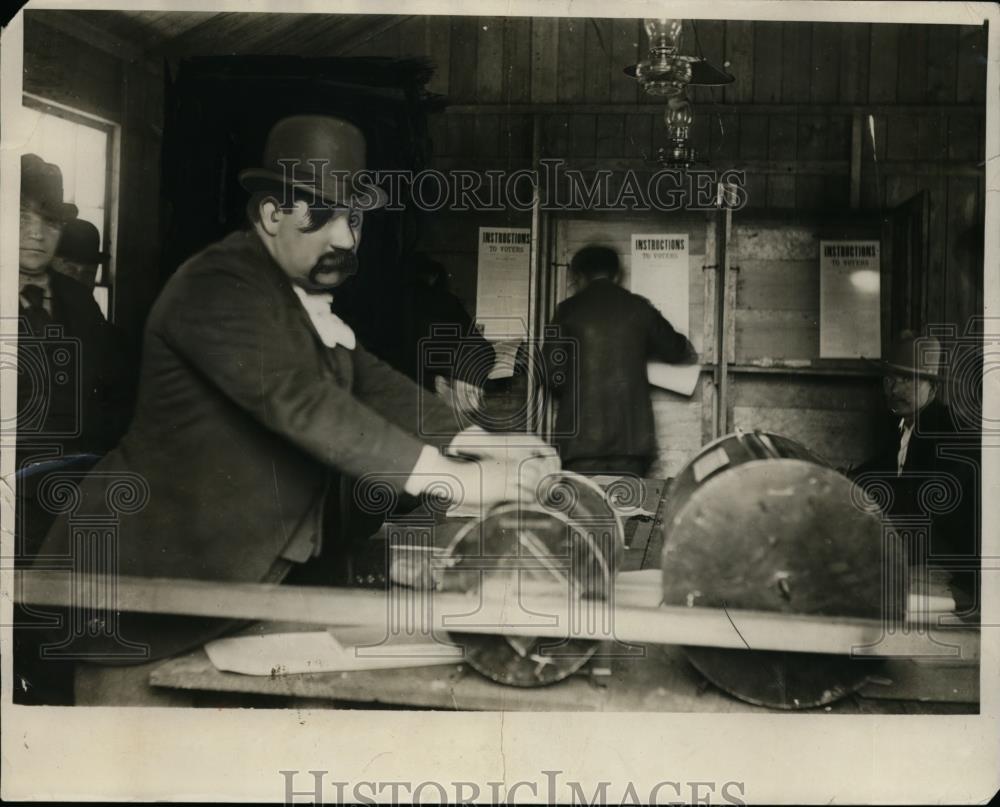 1931 Press Photo Men at work in some type of office  - neo00708 - Historic Images