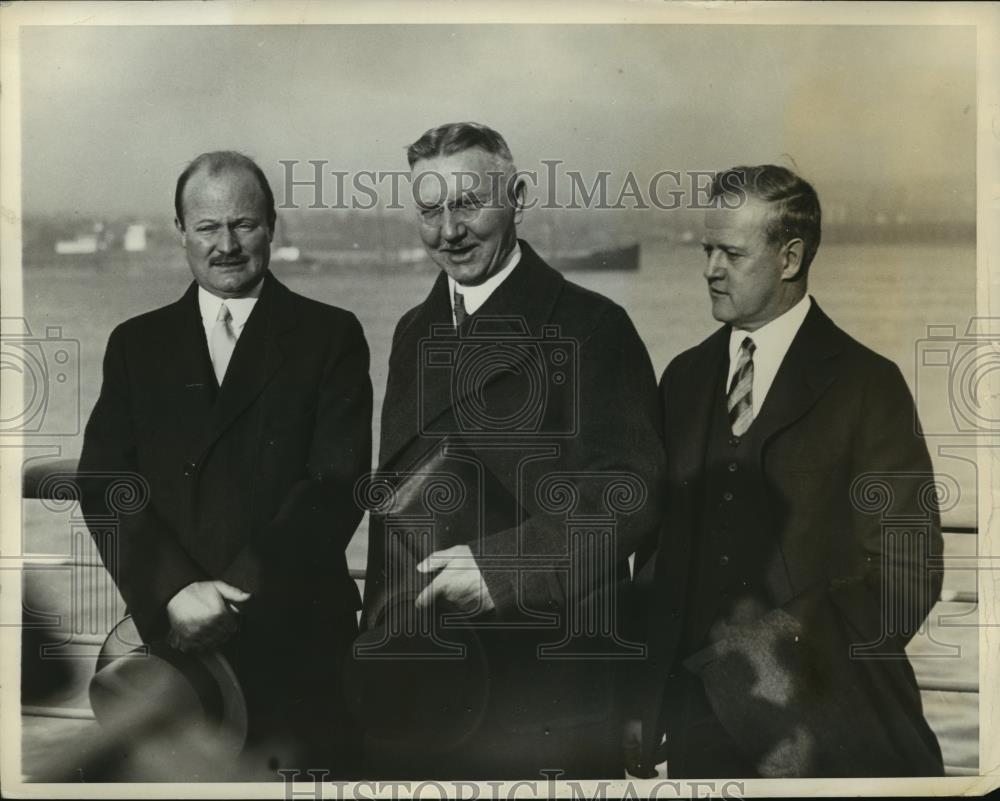 1933 Press Photo Hjalmar Schacht welcomed on arrival to New York - nef60935 - Historic Images