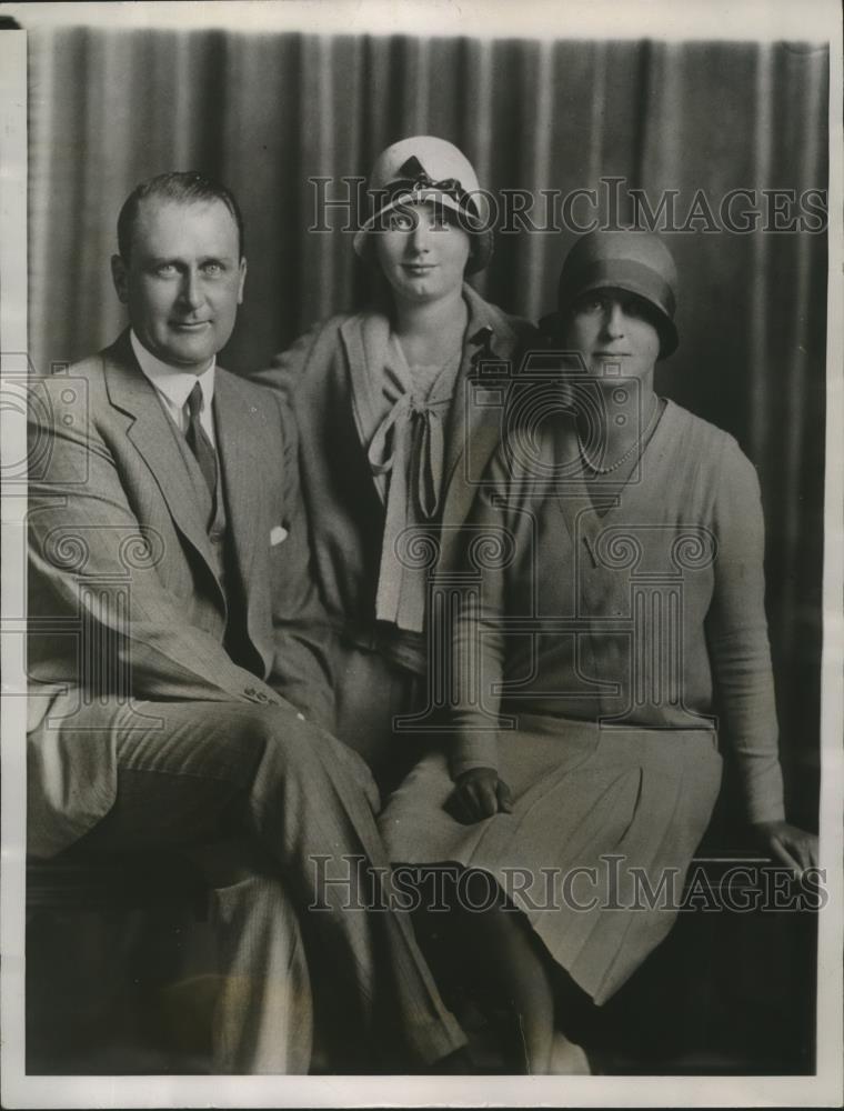 1933 Press Photo Michael Cudahy with his wife Alice Dickson and daughter Peggy - Historic Images