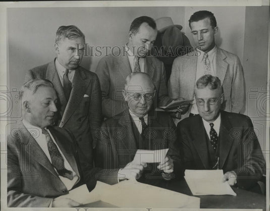 Edward Sheets 1934 Press Photo Dr. E.W. Sheets issuing first Drouth relief check - n ...