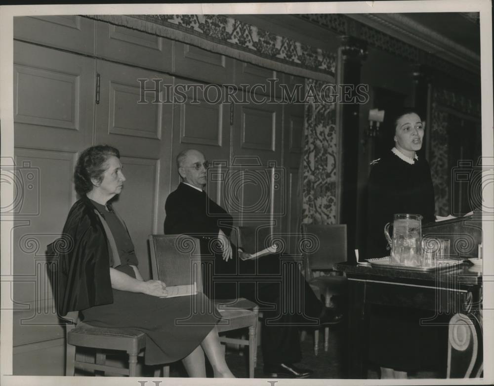 1936 Press Photo Dr Hannah Stone speaks to Margret Sanger and Dr Madison Bentley - Historic Images