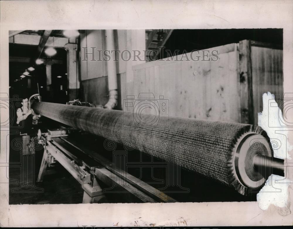 1936 Press Photo World&#39;s largest brush made by Oeborn Mfg Co of Cleveland - Historic Images
