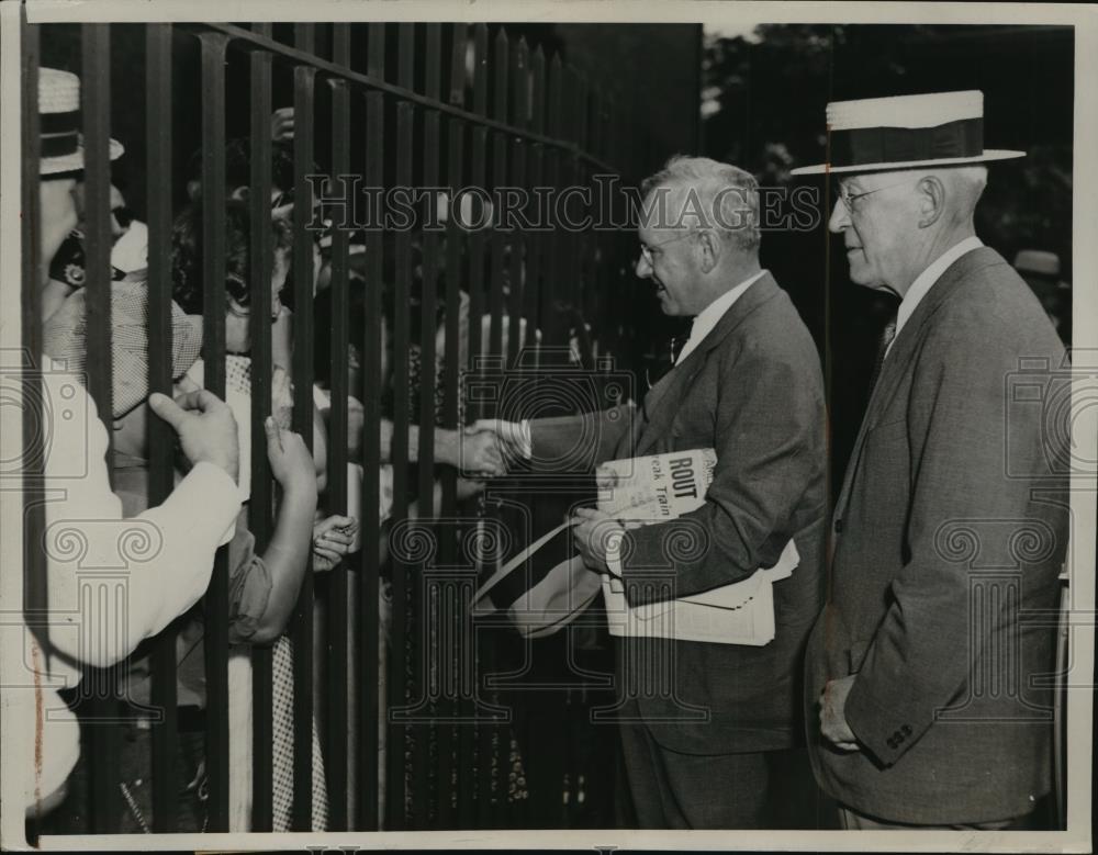 1936 Press Photo Gov.Alfred Landon greeted well wishers in Chicago - nef61478 - Historic Images