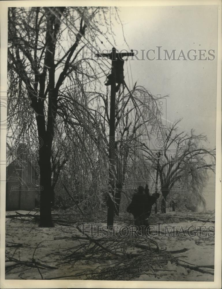 1937 Press Photo Linesmen restricting wires that had been dropped by ice - Historic Images