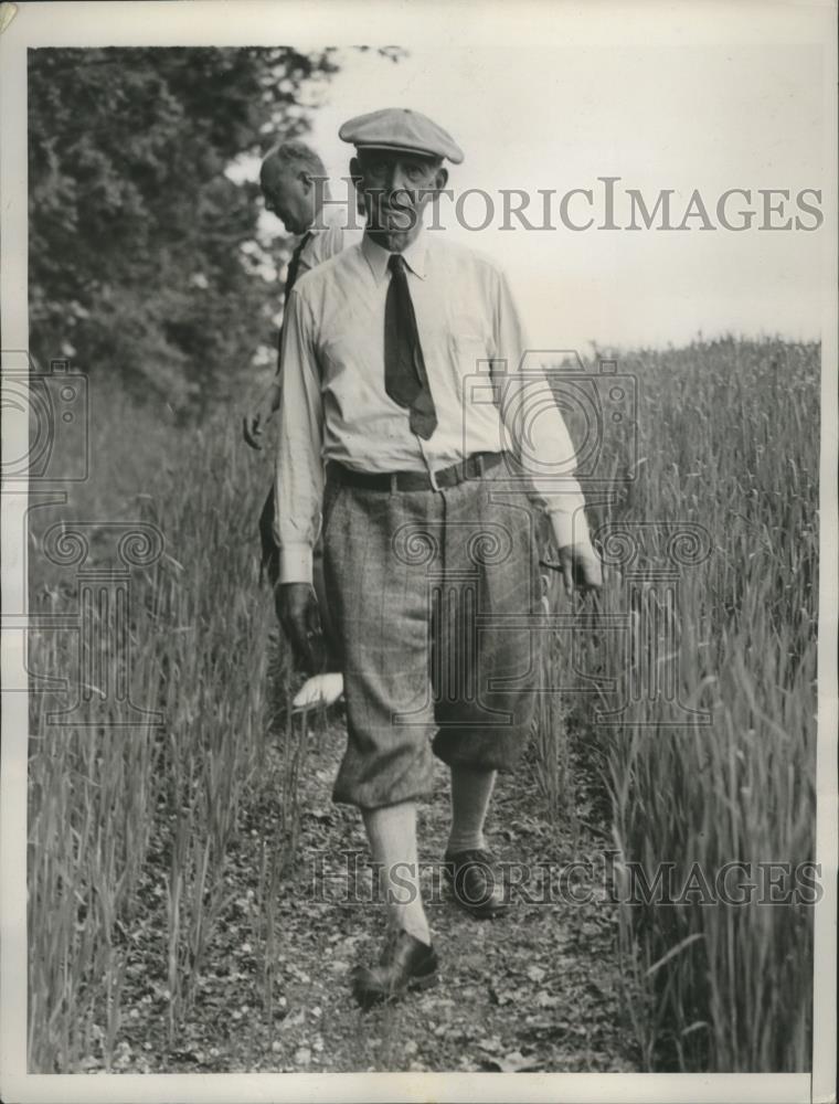 1937 Press Photo Justice Willis Van Devanter of U.S Supreme Court on his farm - Historic Images