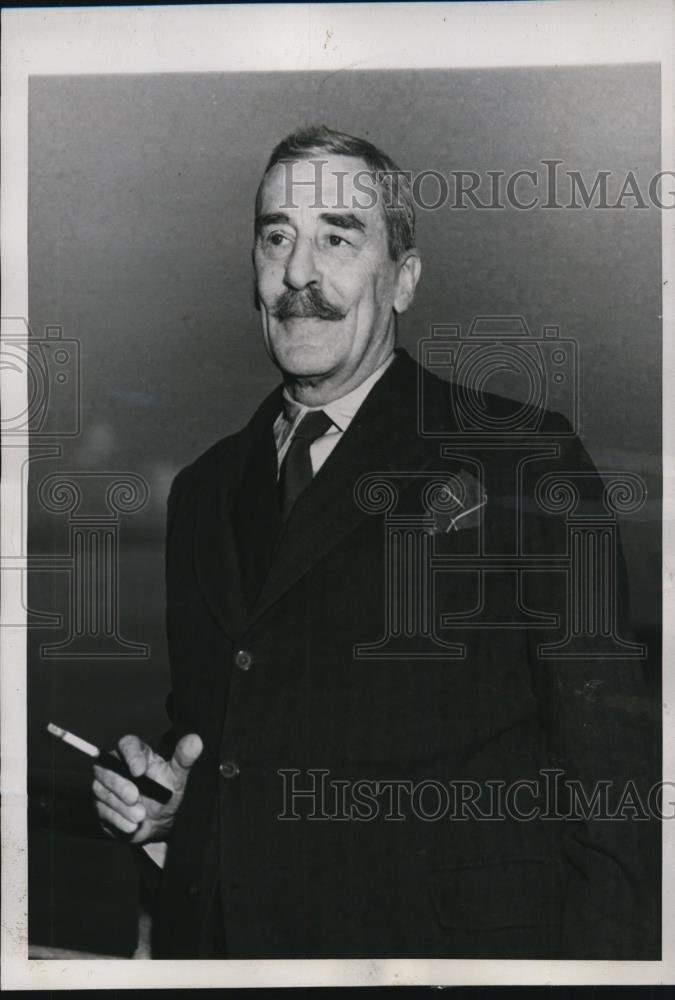 1937 Press Photo Sir Ronald Lindsay Pictured Aboard SS Queen Mary Arrival in NY - Historic Images