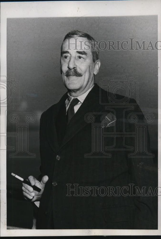 1937 Press Photo Sir Ronald Lindsay Pictured Aboard SS Queen Mary Arrival in NY - Historic Images