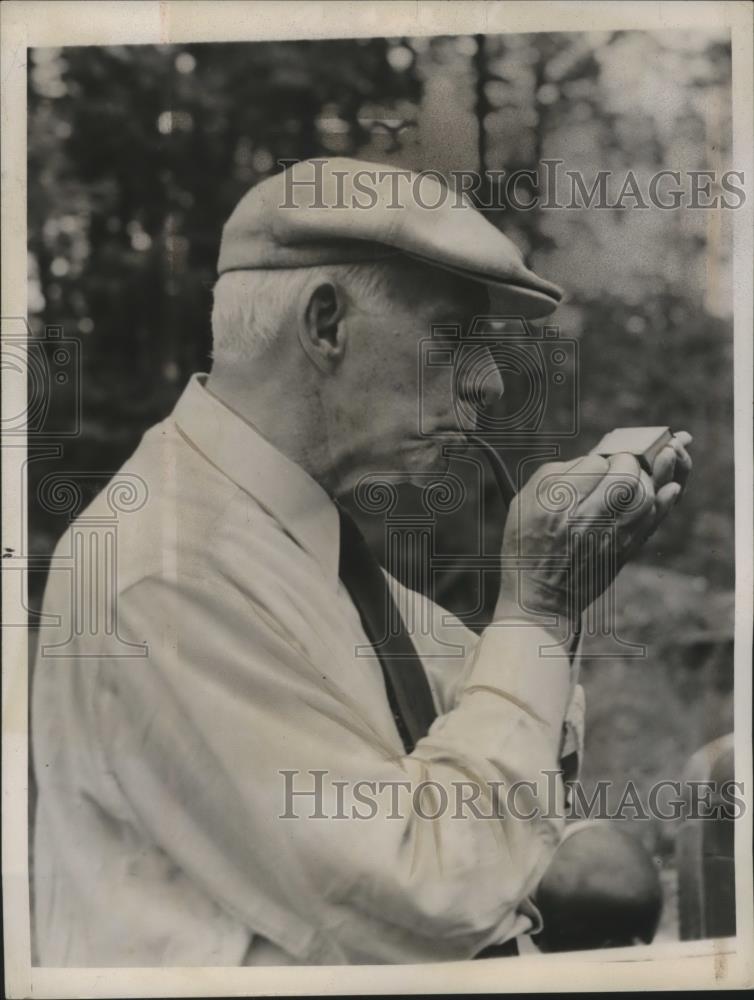 1937 Press Photo Willis van Devanter former Justice resting on his farm - Historic Images