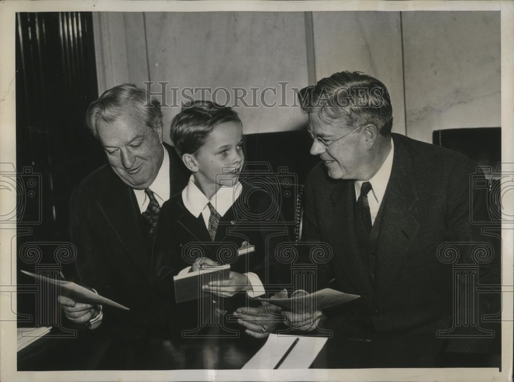 1937 Press Photo Nickey Arindel young reporter on the lap of Sen. Pat McCarran - Historic Images