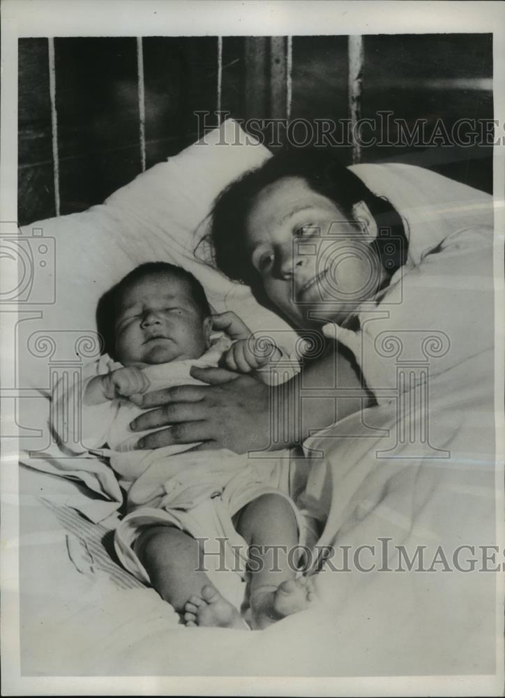 1938 Press Photo Mrs Alex Dement Shown with Her 17-Pound New-Brown Baby - Historic Images