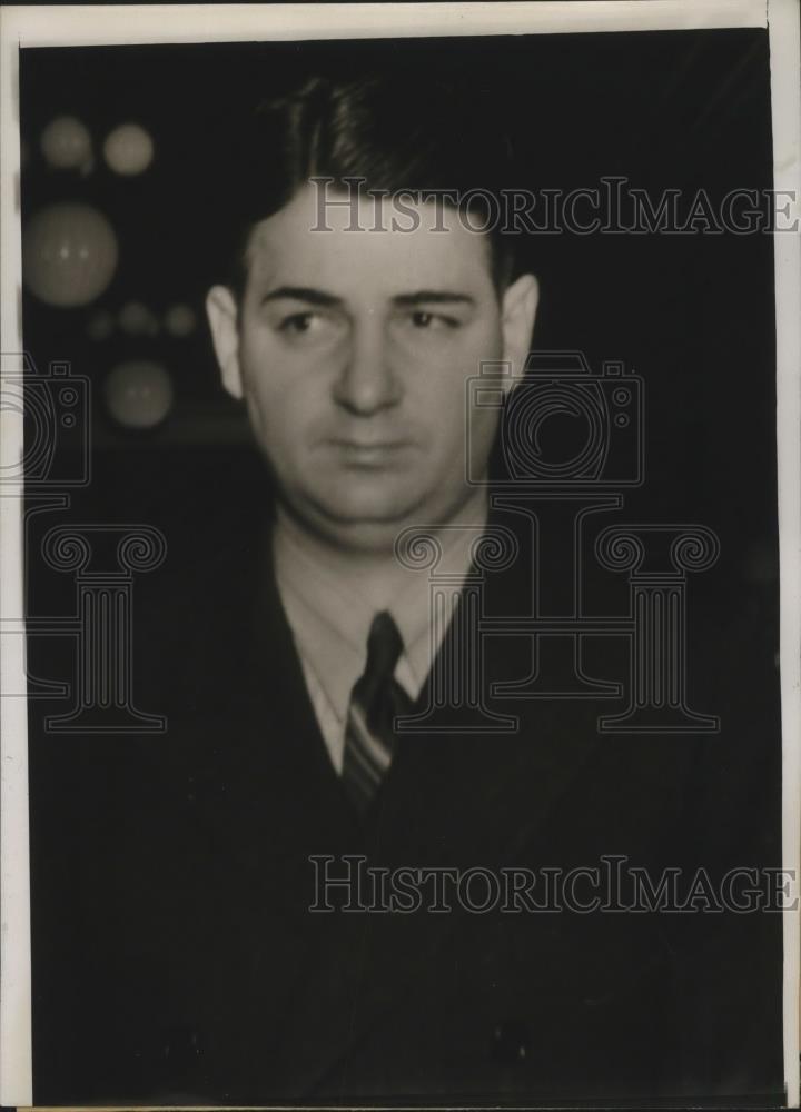 1938 Press Photo Joe Amendt Teller at Mutual Window Spotted Bill Last Jan 14th - Historic Images