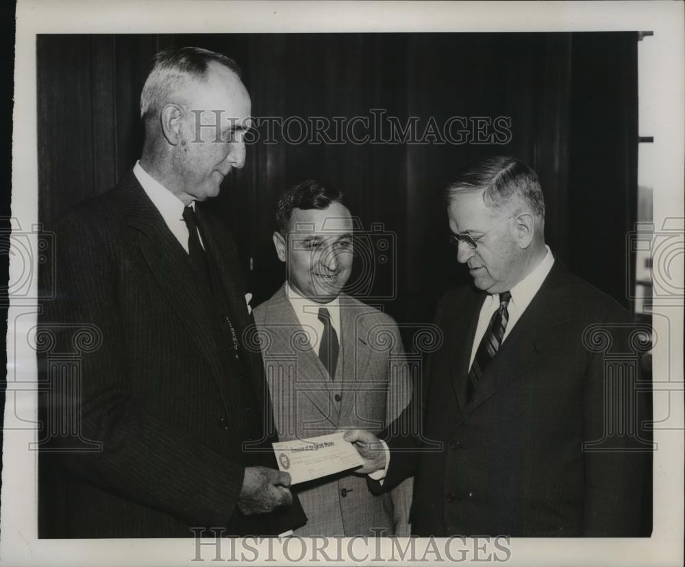 1938 Press Photo Harold Ickes presents check for $2,000,000 to G.L. Nicholson - Historic Images